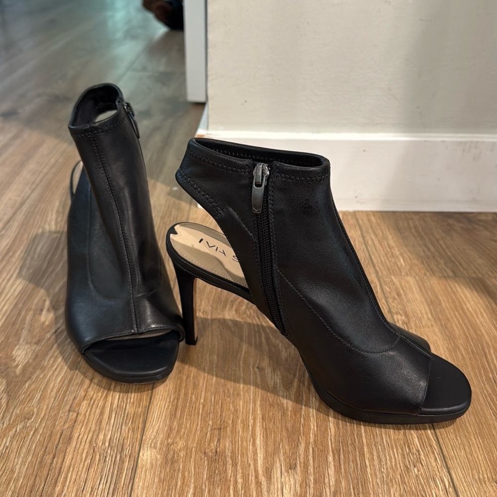 Via Spiga black, 4 inch pumps.